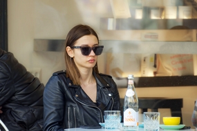 餐馆戴墨镜皮衣美女图片